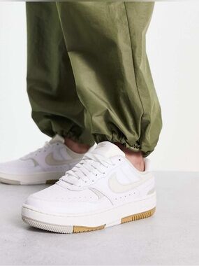 Men’s 9.5/ Women’s 11 Nike Gamma Force Trainers in Sail White/ Light Bone